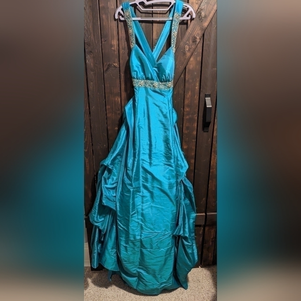 CITY Triangles, Gown with bustle, size 9